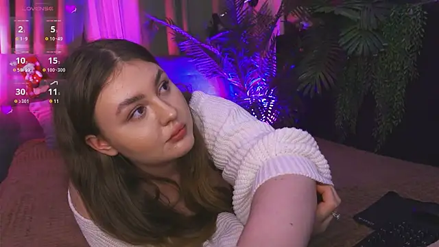 Snapshot of Mia__Peach chatting on December 2024 09:43:02 PM Mia Peach online show from December 2024 09:43:02 PM