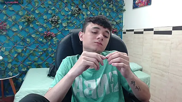 Snapshot of Waturox chatting on February 2025 07:05:02 PM Waturox online show from February 2025 07:05:02 PM