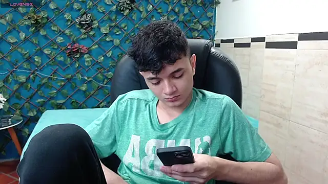 Snapshot of Waturox chatting on March 2025 06:48:02 PM Waturox online show from March 2025 06:48:02 PM