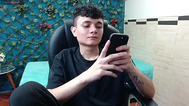 Snapshot of Waturox chatting on March 2025 07:09:01 PM Waturox online show from March 2025 07:09:01 PM