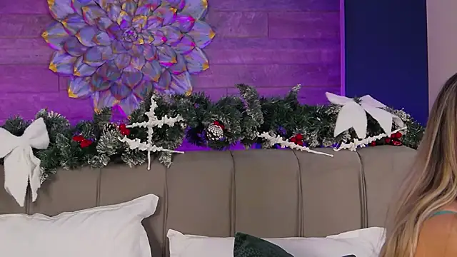 LoraDevine online show from December 2025 08:35:01 PM