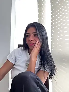 Snapshot of Liissa_cute_ chatting on February 2025 06:32:02 PM Liissa cute online show from February 2025 06:32:02 PM