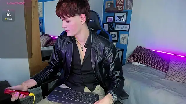 VladHellsing4 online show from February 2025 02:32:01 PM