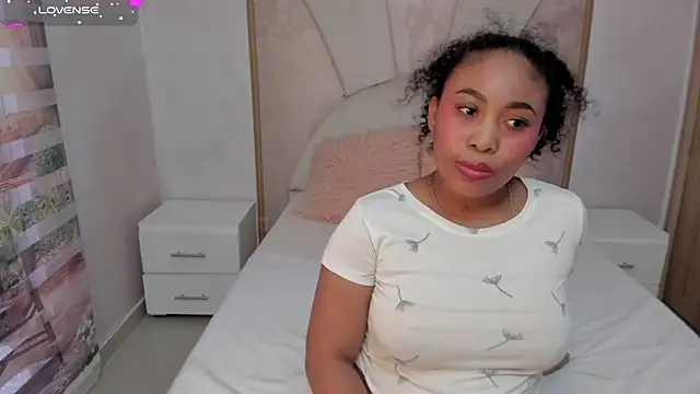 Snapshot of Leah_Sweetie chatting on February 2025 01:25:01 PM Leah Sweetie online show from February 2025 01:25:01 PM