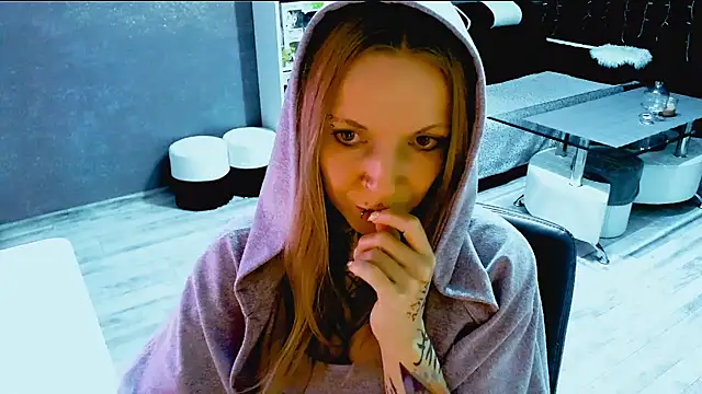 Snapshot of InesGold chatting on October 2025 08:22:01 PM InesGold online show from October 2025 08:22:01 PM