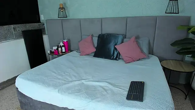 Annie-Wolf online show from November 2025 08:52:01 PM