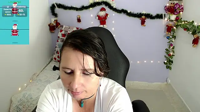 Snapshot of victoria_jones chatting on December 2024 04:40:02 PM victoria jones online show from December 2024 04:40:02 PM