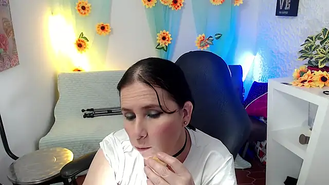 Snapshot of victoria_jones chatting on March 2025 02:56:02 PM victoria jones online show from March 2025 02:56:02 PM