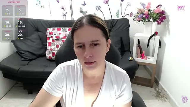 Snapshot of victoria_jones chatting on May 2026 01:38:01 PM victoria jones online show from May 2026 01:38:01 PM
