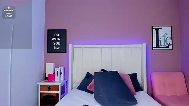 Britanymooree online show from November 2025 08:08:01 PM