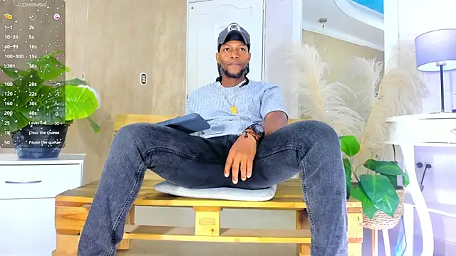 Snapshot of RicoBrown777_ chatting on June 2026 04:25:02 AM RicoBrown777 online show from June 2026 04:25:02 AM