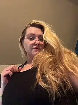 Snapshot of Lalalynn chatting on May 2026 01:28:01 PM Lalalynn online show from May 2026 01:28:01 PM