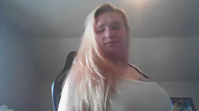 Snapshot of Lalalynn chatting on May 2026 06:35:02 PM Lalalynn online show from May 2026 06:35:02 PM
