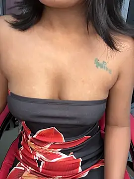 LeisyXO online show from November 2025 05:23:02 PM