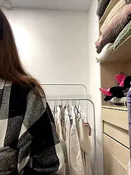 Snapshot of AnaWest chatting on September 2025 06:01:02 AM AnaWest online show from September 2025 06:01:02 AM