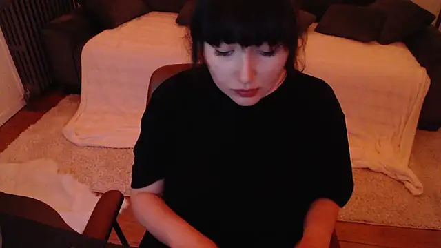 Lynylou online show from December 2024 04:45:02 AM