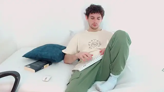 Elio555 online show from December 2024 06:31:02 PM