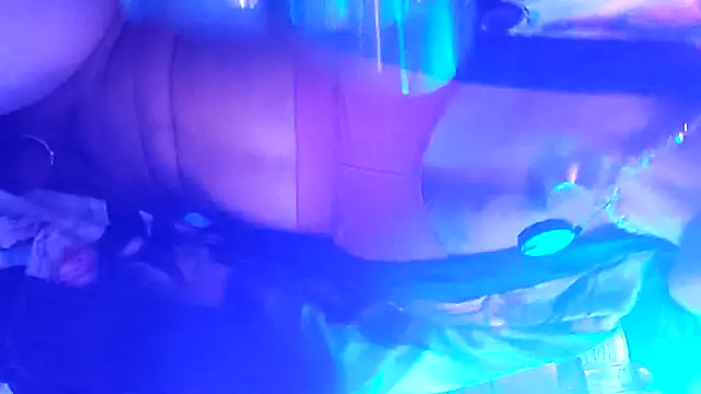 Snapshot of gurlnips chatting on October 2025 11:40:01 AM gurlnips online show from October 2025 11:40:01 AM