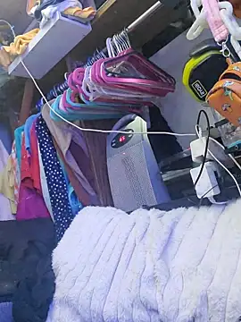 gurlnips online show from January 2026 01:24:02 PM