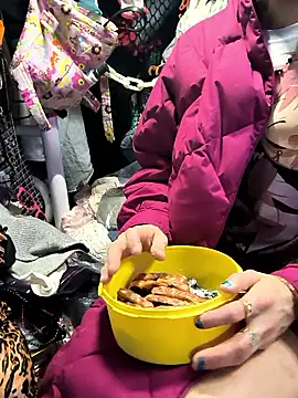 gurlnips online show from February 2026 11:43:02 AM