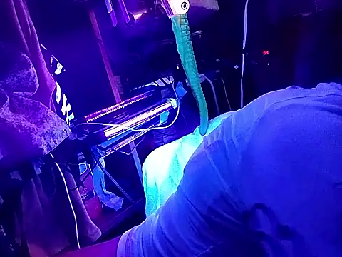 gurlnips online show from March 2026 12:11:01 PM