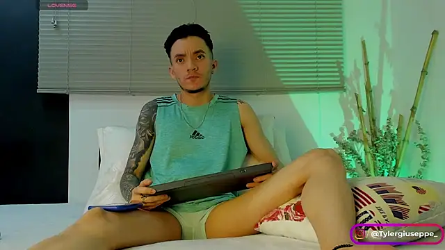 Snapshot of Tylergiuseppe_ chatting on December 2024 10:34:02 PM Tylergiuseppe  online show from December 2024 10:34:02 PM