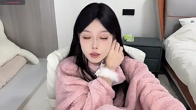 Snapshot of Q-ing chatting on December 2024 05:05:02 AM Q-ing online show from December 2024 05:05:02 AM