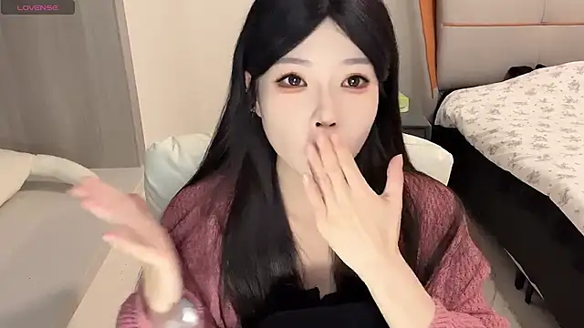 Snapshot of Q-ing chatting on December 2024 04:09:01 PM Q-ing online show from December 2024 04:09:01 PM