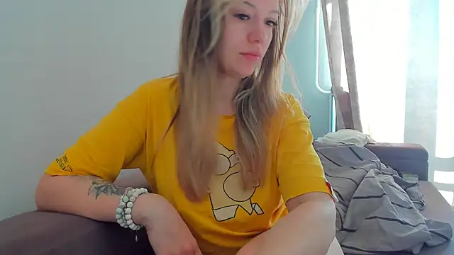 Snapshot of foxy_blond chatting on April 2026 12:27:01 AM foxy blond online show from April 2026 12:27:01 AM