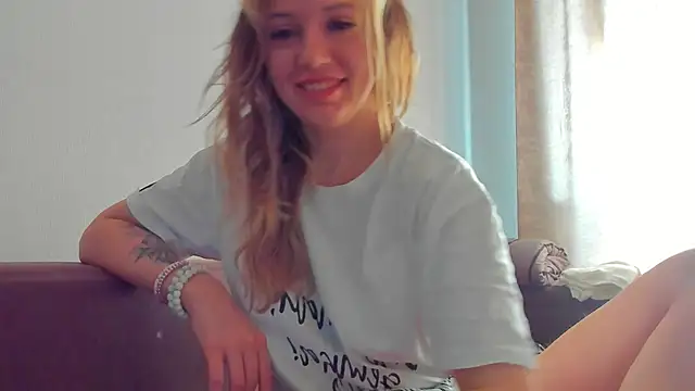 Snapshot of foxy_blond chatting on April 2026 12:50:01 AM foxy blond online show from April 2026 12:50:01 AM