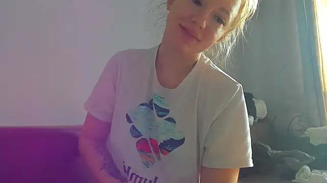 Snapshot of foxy_blond chatting on May 2026 12:15:01 AM foxy blond online show from May 2026 12:15:01 AM