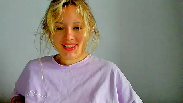 Snapshot of foxy_blond chatting on May 2026 12:39:01 AM foxy blond online show from May 2026 12:39:01 AM
