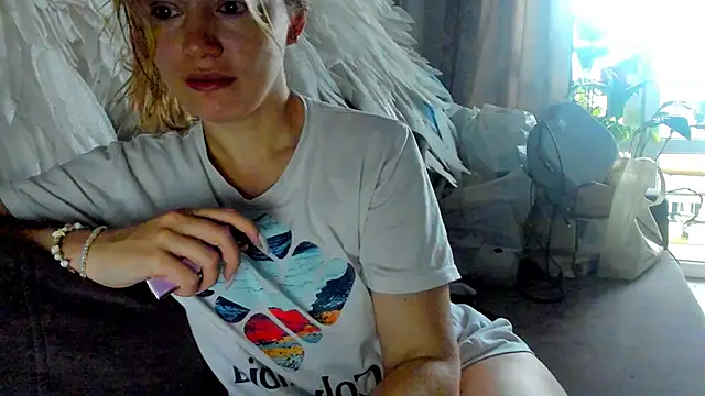Snapshot of foxy_blond chatting on May 2026 12:30:02 AM foxy blond online show from May 2026 12:30:02 AM