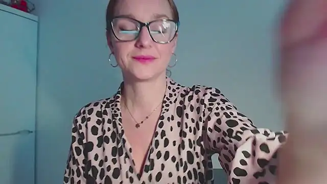 Snapshot of AliciaDesire chatting on February 2026 06:45:01 AM AliciaDesire online show from February 2026 06:45:01 AM