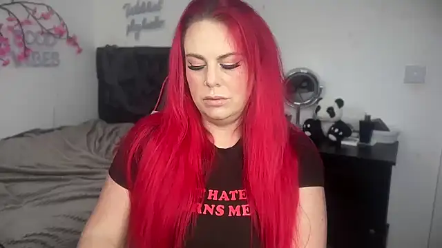 Snapshot of redxxxvixen chatting on May 2026 12:32:02 PM redxxxvixen online show from May 2026 12:32:02 PM