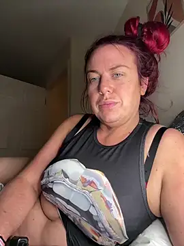 Snapshot of redxxxvixen chatting on May 2026 11:44:01 PM redxxxvixen online show from May 2026 11:44:01 PM