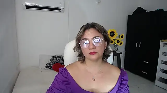 Snapshot of Ghada_milf chatting on March 2025 03:54:02 AM Ghada milf online show from March 2025 03:54:02 AM