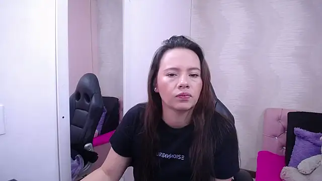 lauraguzman online show from March 2025 02:52:01 AM