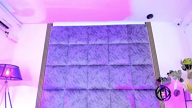 LaurenRodriiguez online show from November 2025 01:00:01 PM