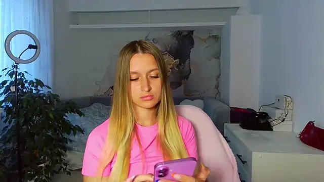 Snapshot of Submissive_love chatting on June 2026 05:39:01 PM Submissive love online show from June 2026 05:39:01 PM