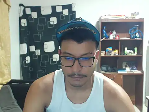 Snapshot of CharlesLeeRay chatting on October 2025 02:59:01 AM CharlesLeeRay online show from October 2025 02:59:01 AM