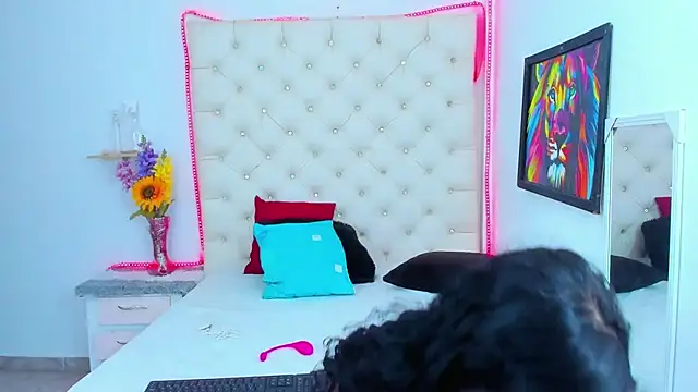 DAFNNEE ROSS online show from January 2025 12:23:01 PM