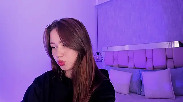 Snapshot of Roxie-Summers11 chatting on February 2025 07:33:02 PM Roxie-Summers11 online show from February 2025 07:33:02 PM