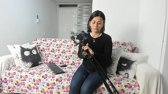 Emma Jnes online show from February 2025 10:33:01 PM