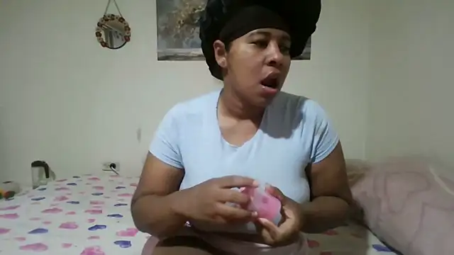 Snapshot of Ivon-09 chatting on May 2026 12:00:02 PM Ivon-09 online show from May 2026 12:00:02 PM