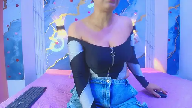nicol f online show from May 2026 03:04:02 AM