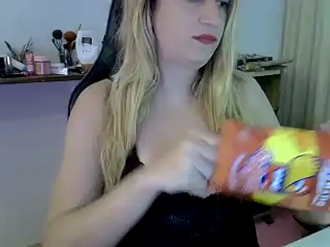 Snapshot of luizacandy chatting on December 2024 08:39:01 PM luizacandy online show from December 2024 08:39:01 PM