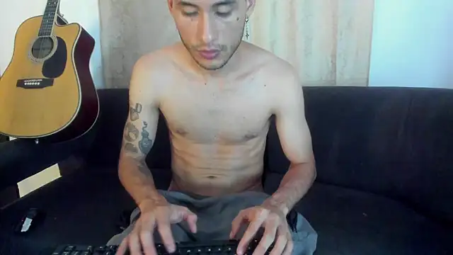 Snapshot of Henrikk_senn chatting on October 2025 03:21:02 AM Henrikk senn online show from October 2025 03:21:02 AM