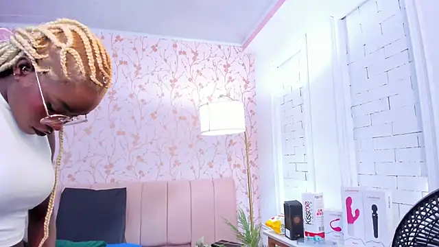 amber-hill online show from December 2025 06:58:01 PM