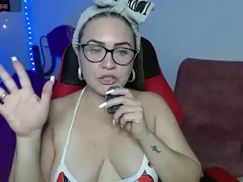 Snapshot of helenca43 chatting on February 2025 02:48:02 AM helenca43 online show from February 2025 02:48:02 AM